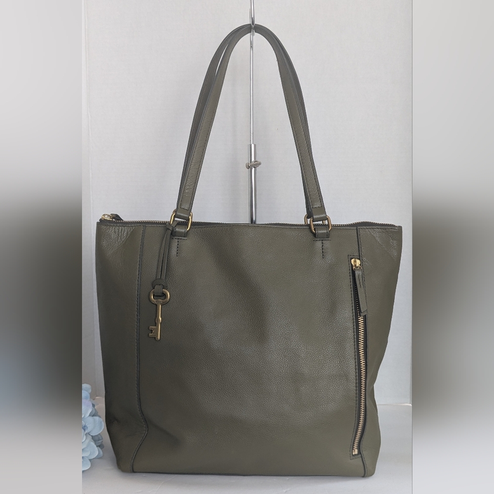 Fossil Tara leather shopper tote bag in the color balsam green. 